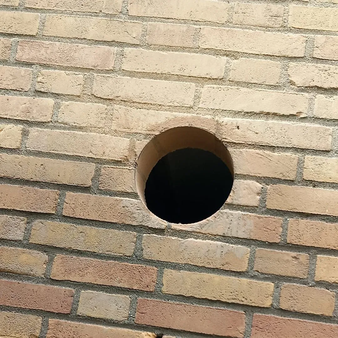Een ronde opening in de gevel; kanaal en buitenafwerking worden hierna geplaatst.