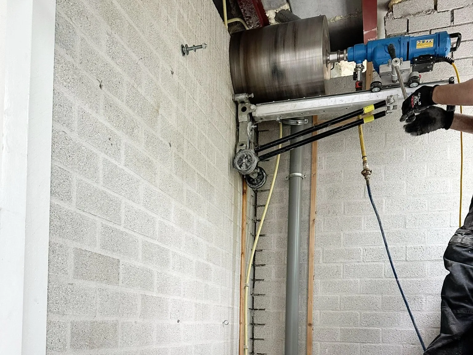 Horizontale diamantboring door een wand voor een installatiedoorvoer
