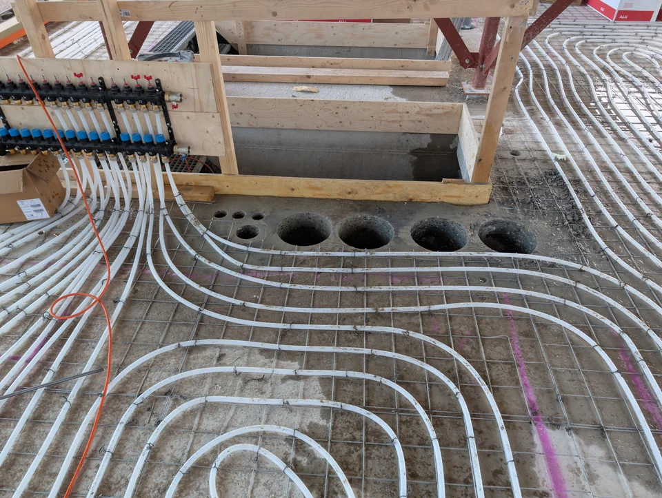Meerdere ronde boringen met verschillende diameters in een betonvloer