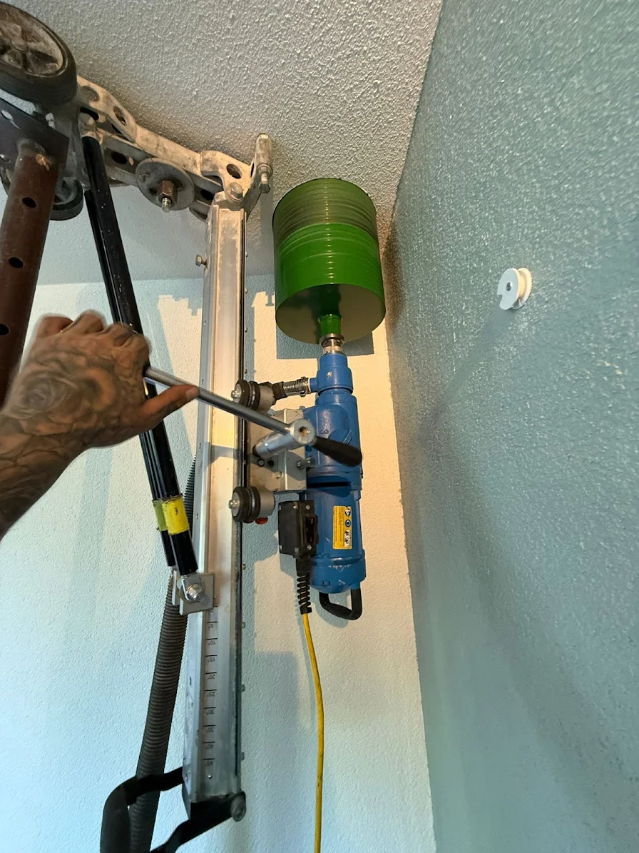 Diamantboren met statief hoog in een binnenwand