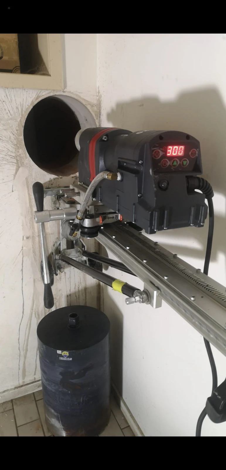 AGP DM20 diamantboormachine in actie bij een grote wandboring