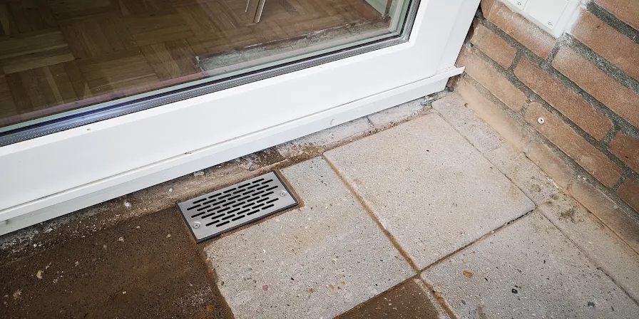 Ventilatierooster verwerkt in de bestrating