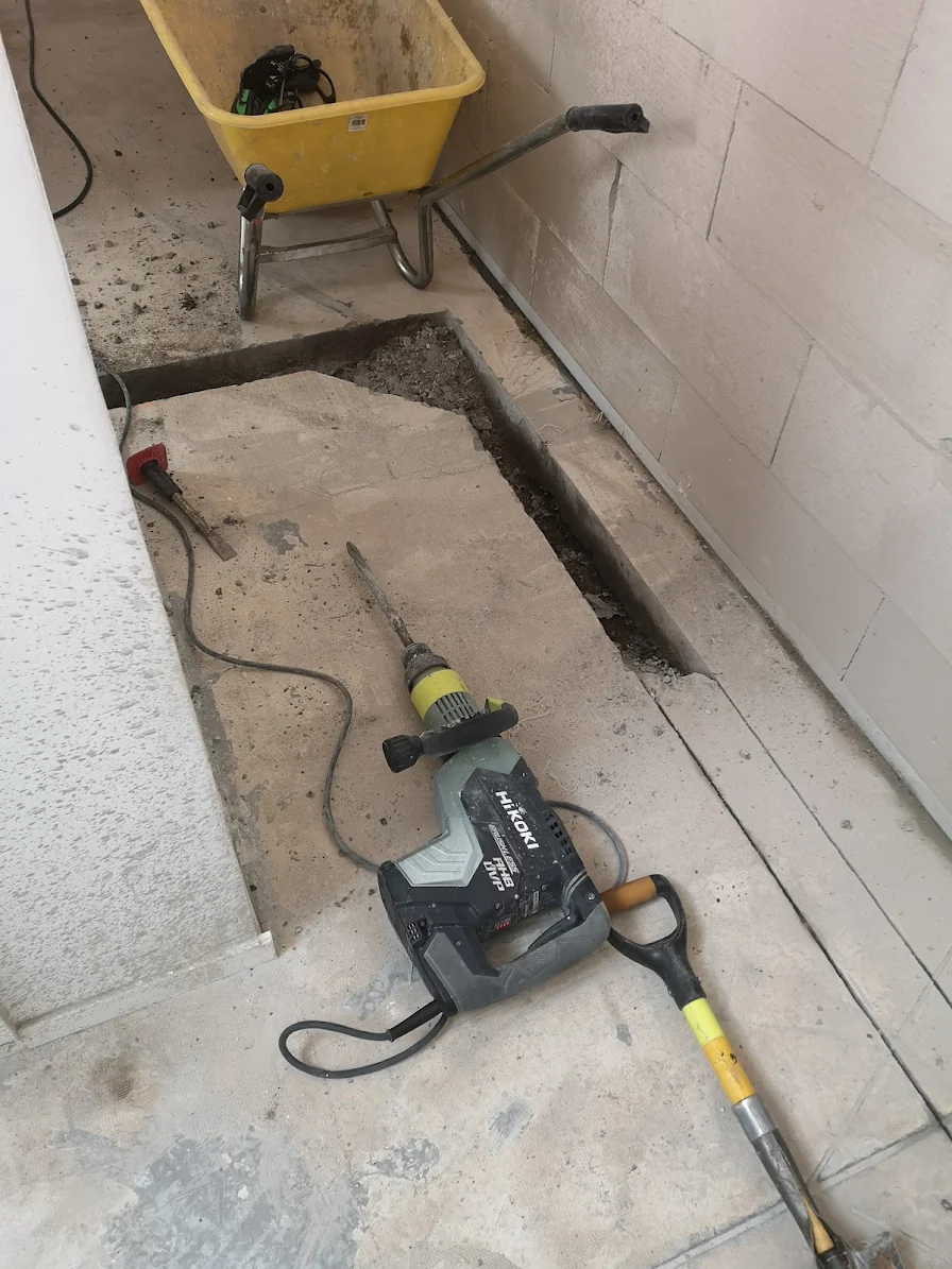 Sleuf opengebroken in betonvloer voor leidingwerk