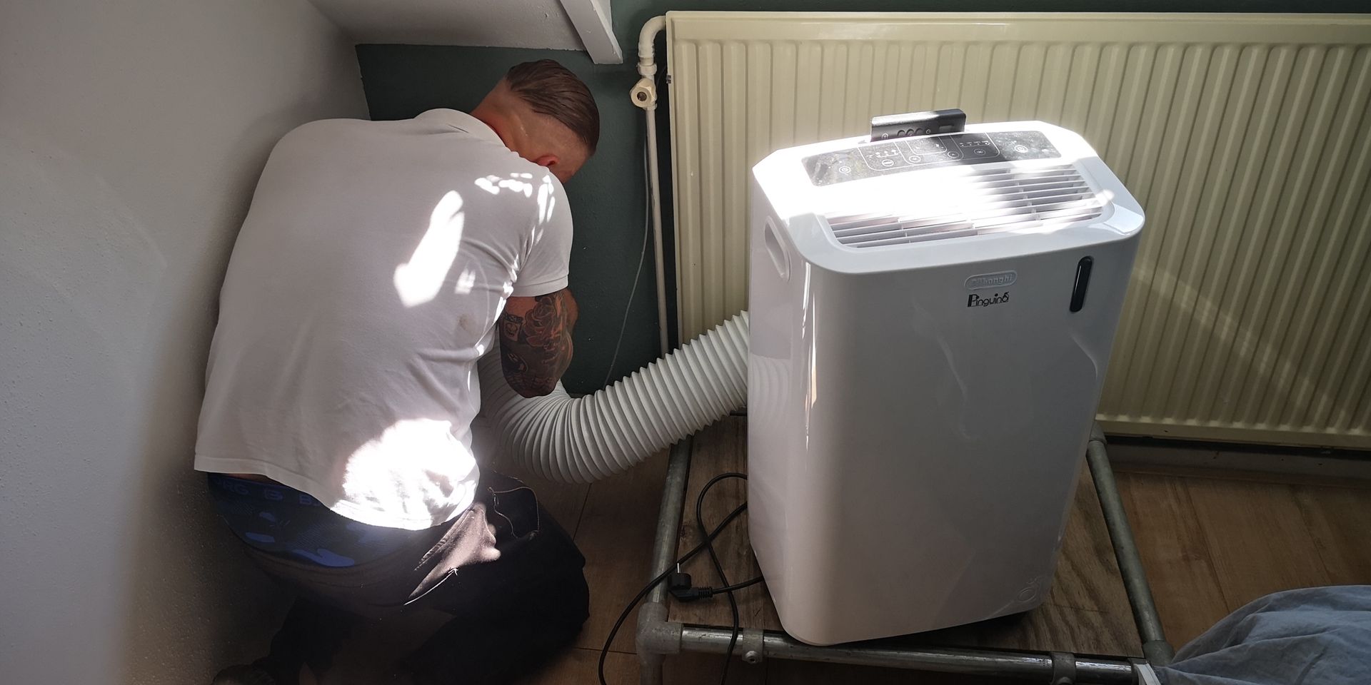 Een mobiele airco gebruikt een luchtafvoerslang; daarvoor is een andere doorvoer nodig.