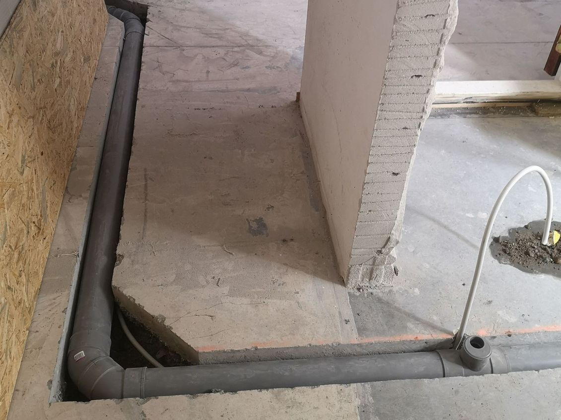 Door fundering boren voor rioolbuis
