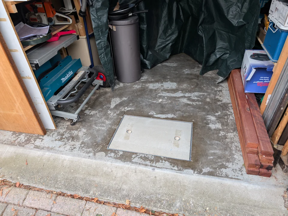 Kruipluik 80 × 50 cm gesloten in een garage