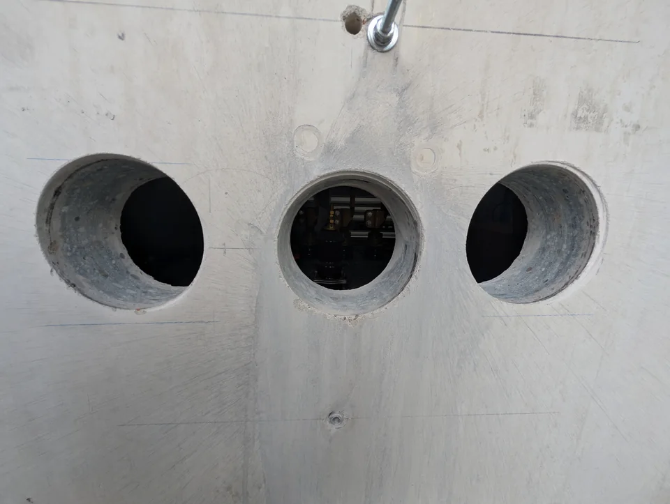 Drie gaten van 160 mm droog geboord in gewapend beton