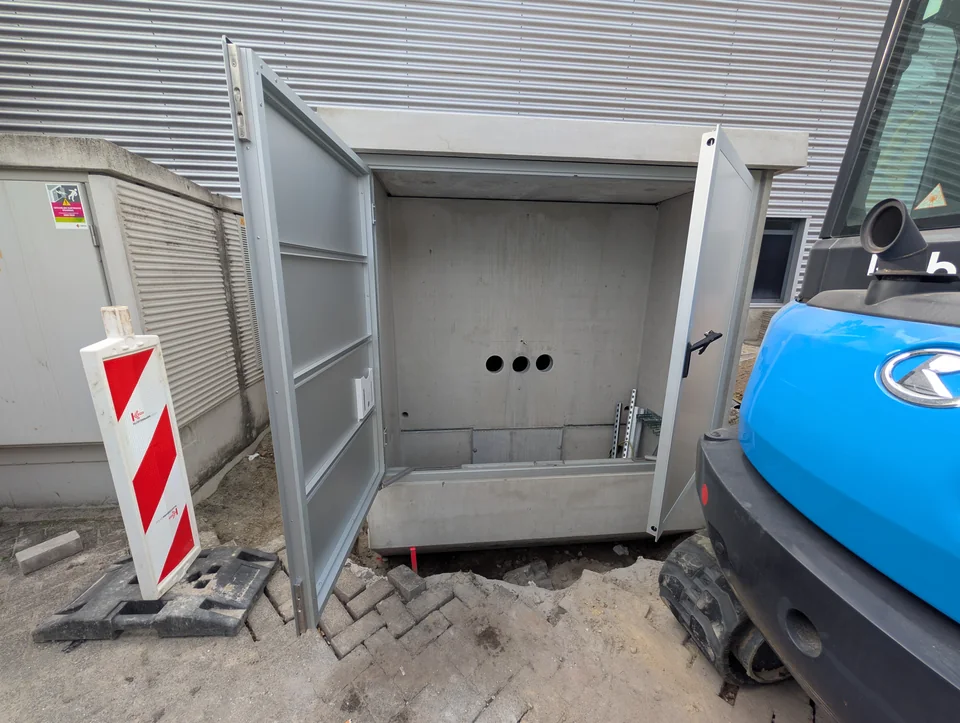 Transformatorhuisje met drie geboorde gaten van 160 mm